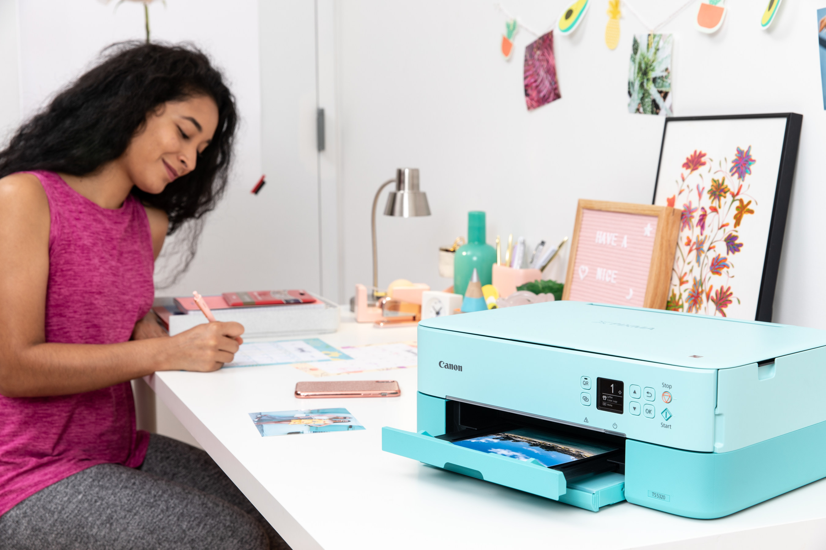 Какой принтер для офиса. Розовый принтер Canon ts5320. Цветной лазерный принтер для школьника. Студент и принтер. Цветной струйный принтер для школьника.