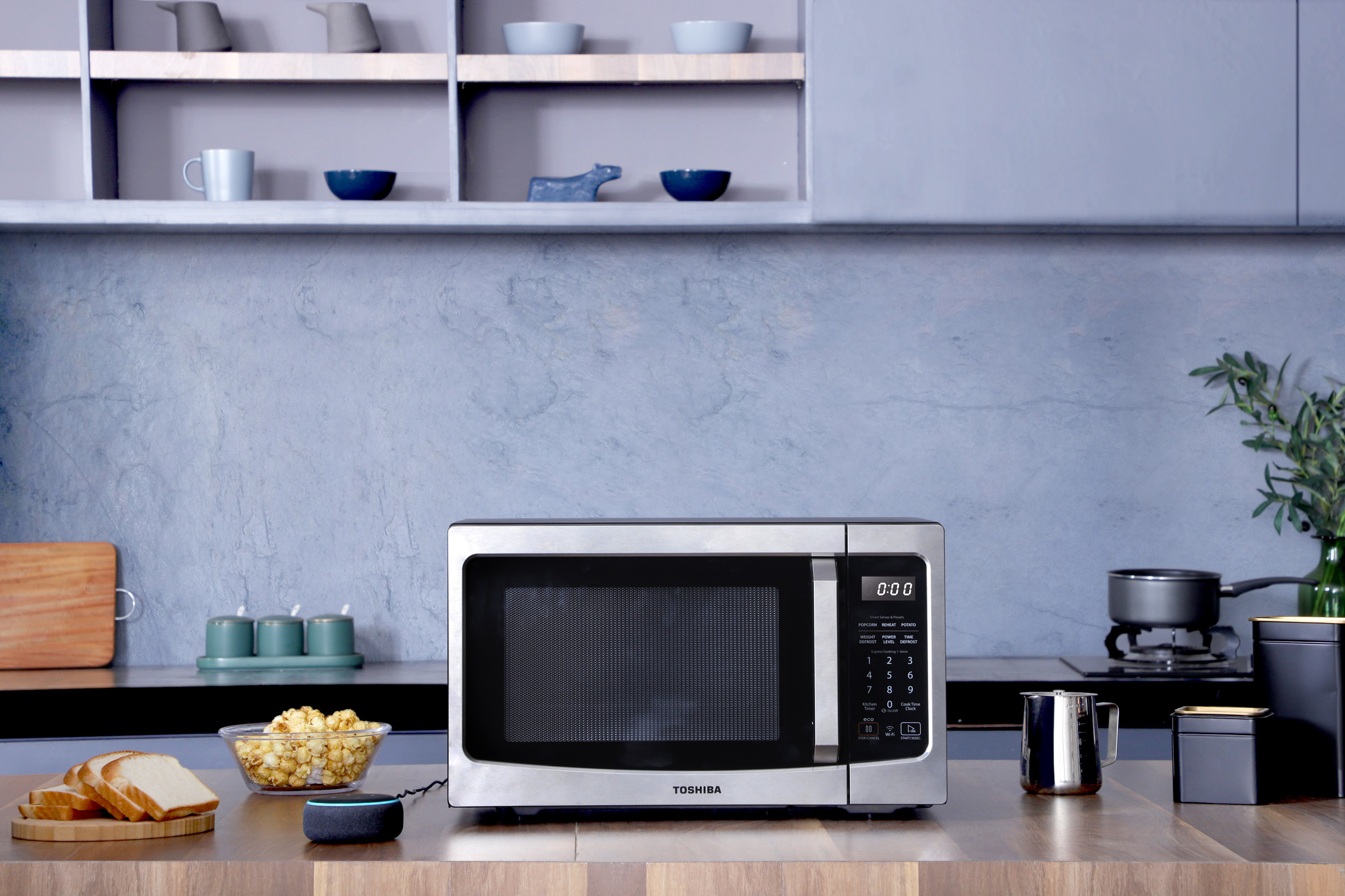 Рядом с микроволновкой. Микроволновая печь Microwave Oven. Микроволновка Тошиба. Samsung Microwave Oven с вытяжкой. Микроволновая печь Barazza 1moa.