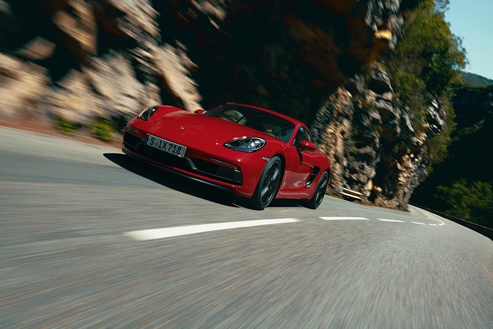 The new 718 GTS 4.0: Six cylinders, naturally aspirated, manual gearbox